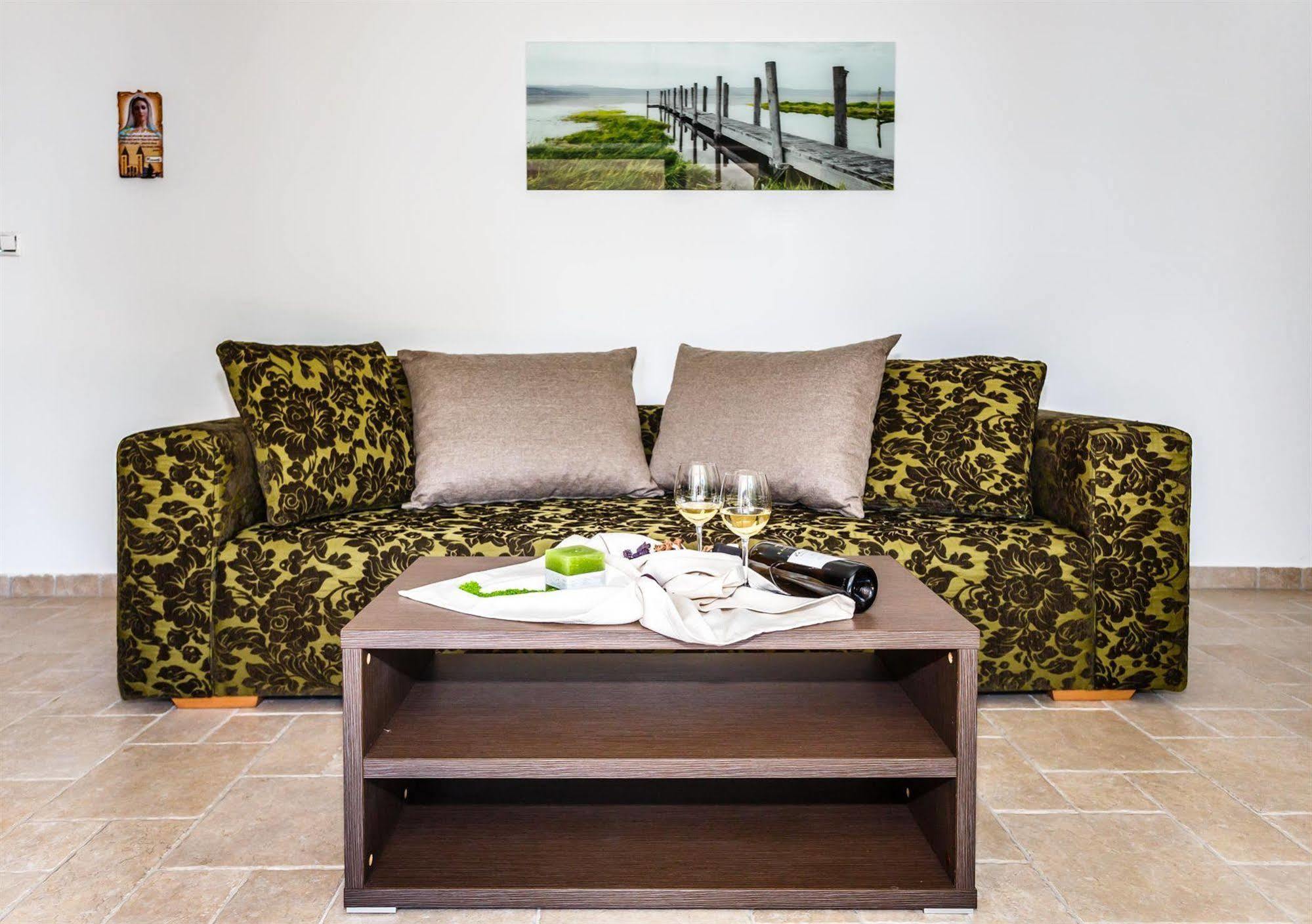 Apartments Mare & Mons Deluxe Malinska Eksteriør billede