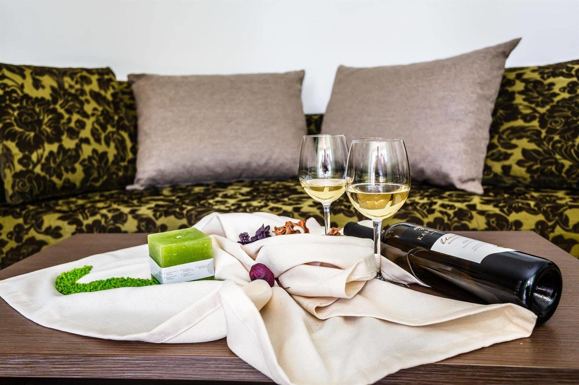 Apartments Mare & Mons Deluxe Malinska Eksteriør billede