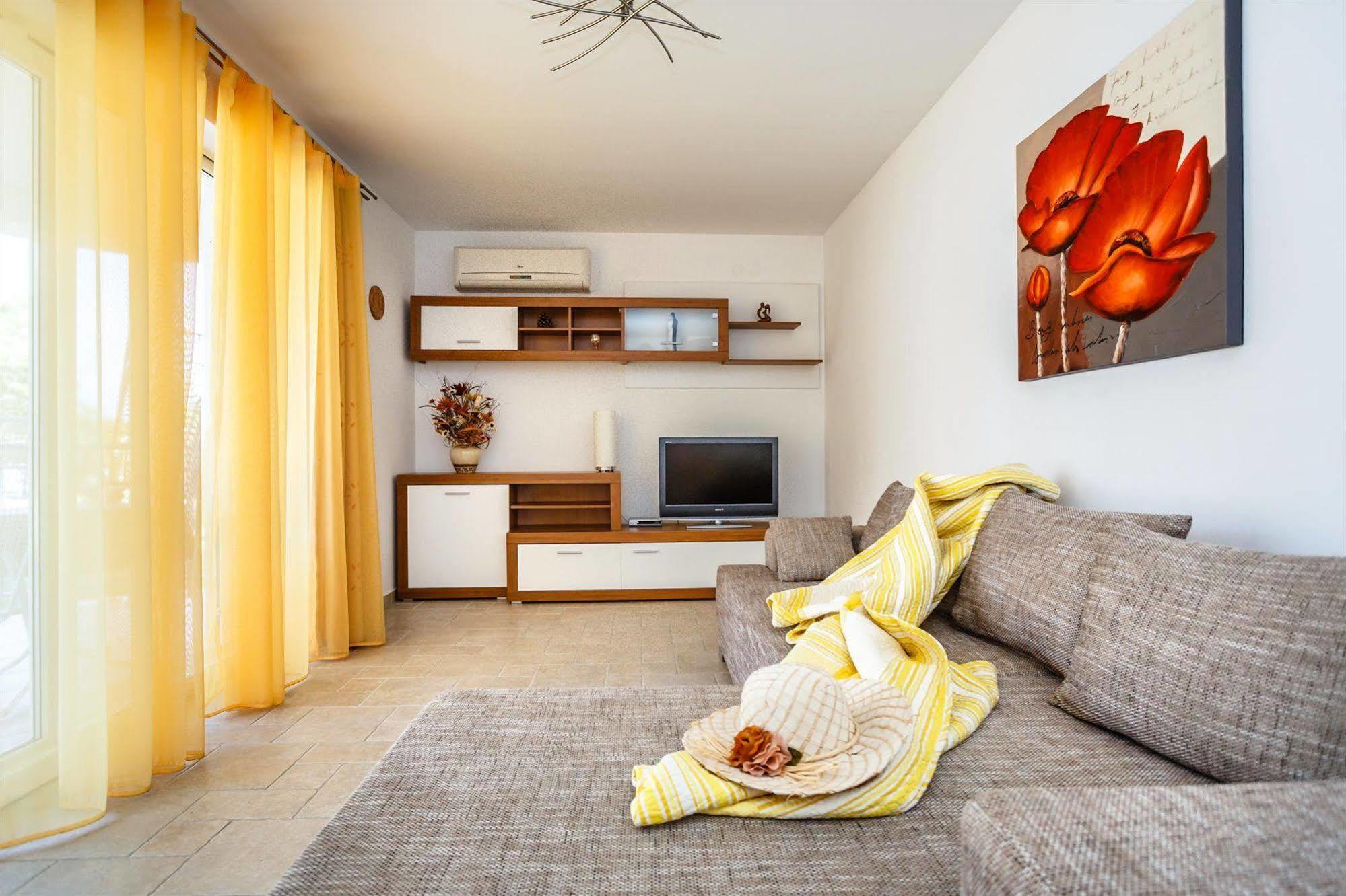 Apartments Mare & Mons Deluxe Malinska Eksteriør billede