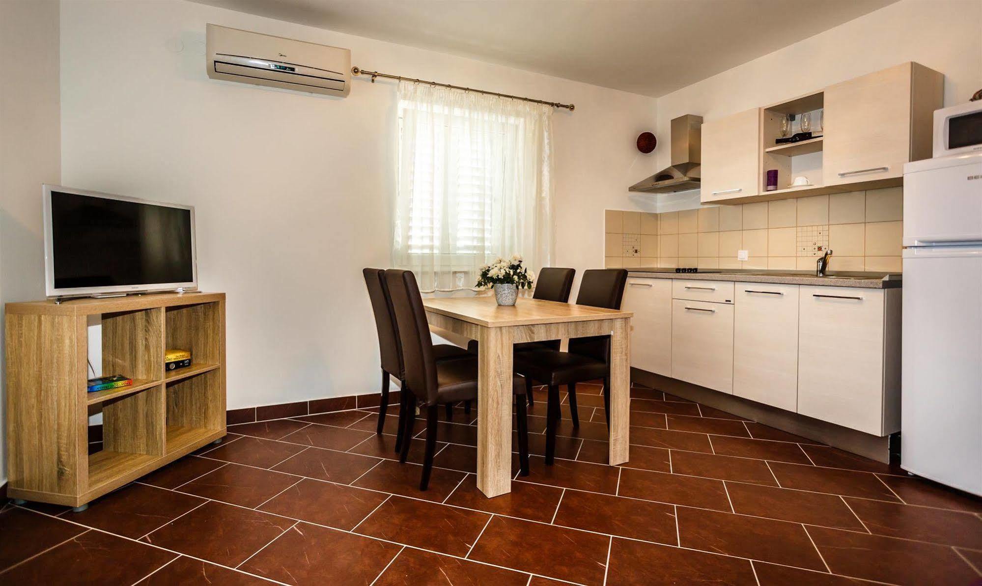 Apartments Mare & Mons Deluxe Malinska Eksteriør billede